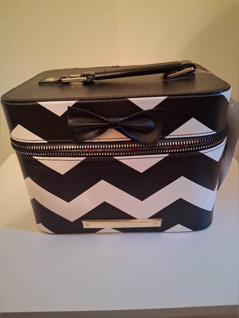 NWT Betsey Johnson Black and White Chevron Makeup Train Case with Bow